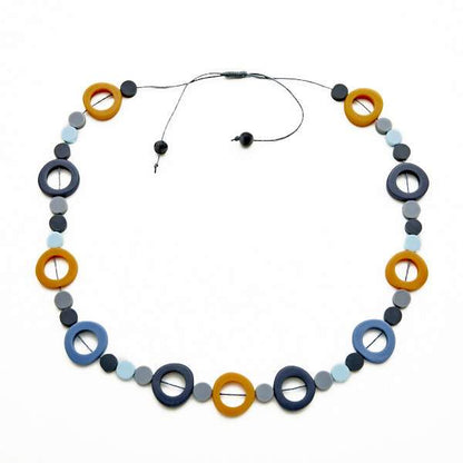 Long collier créateur perles résine et rondelles