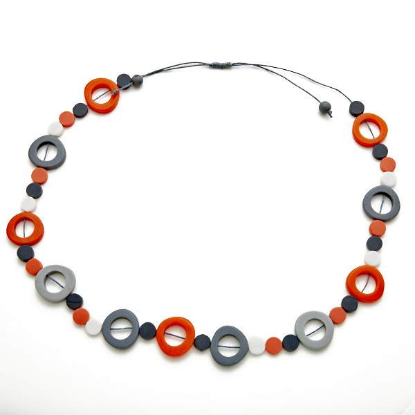 Long collier créateur perles résine et rondelles
