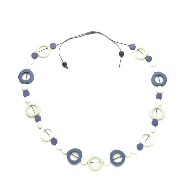Long collier créateur perles résine et rondelles