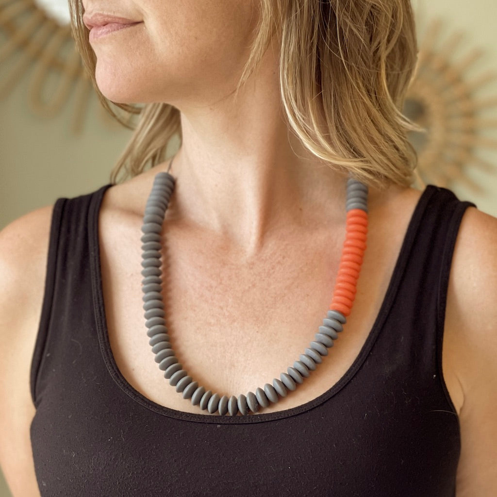 Collier disque empilé en résine