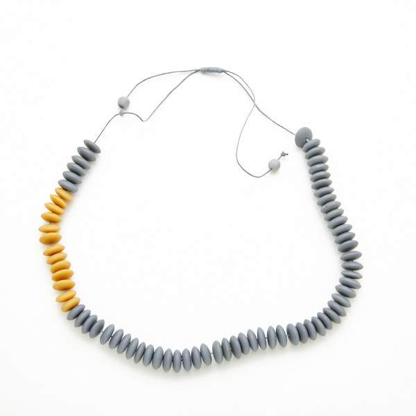 Collier disque empilé en résine