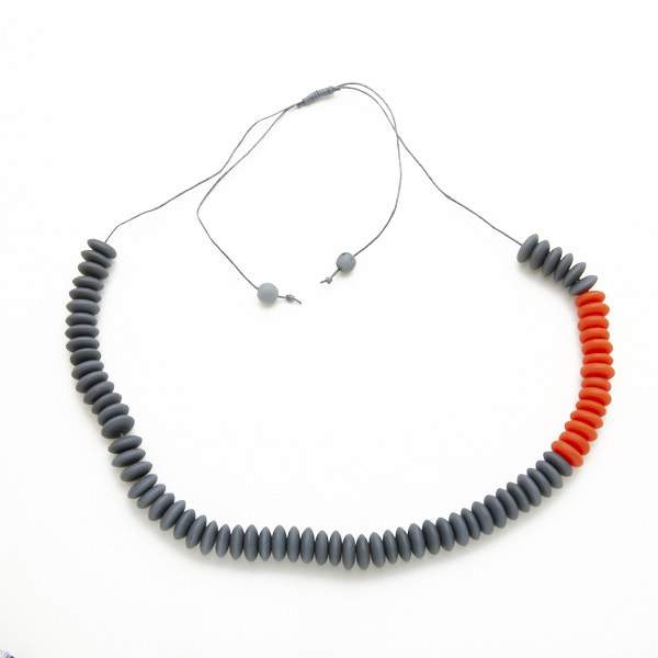 Collier disque empilé en résine
