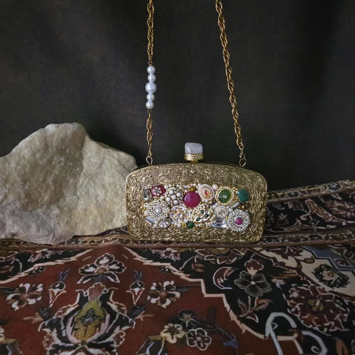 Eliza – Pochette de luxe ornée de bijoux faits main