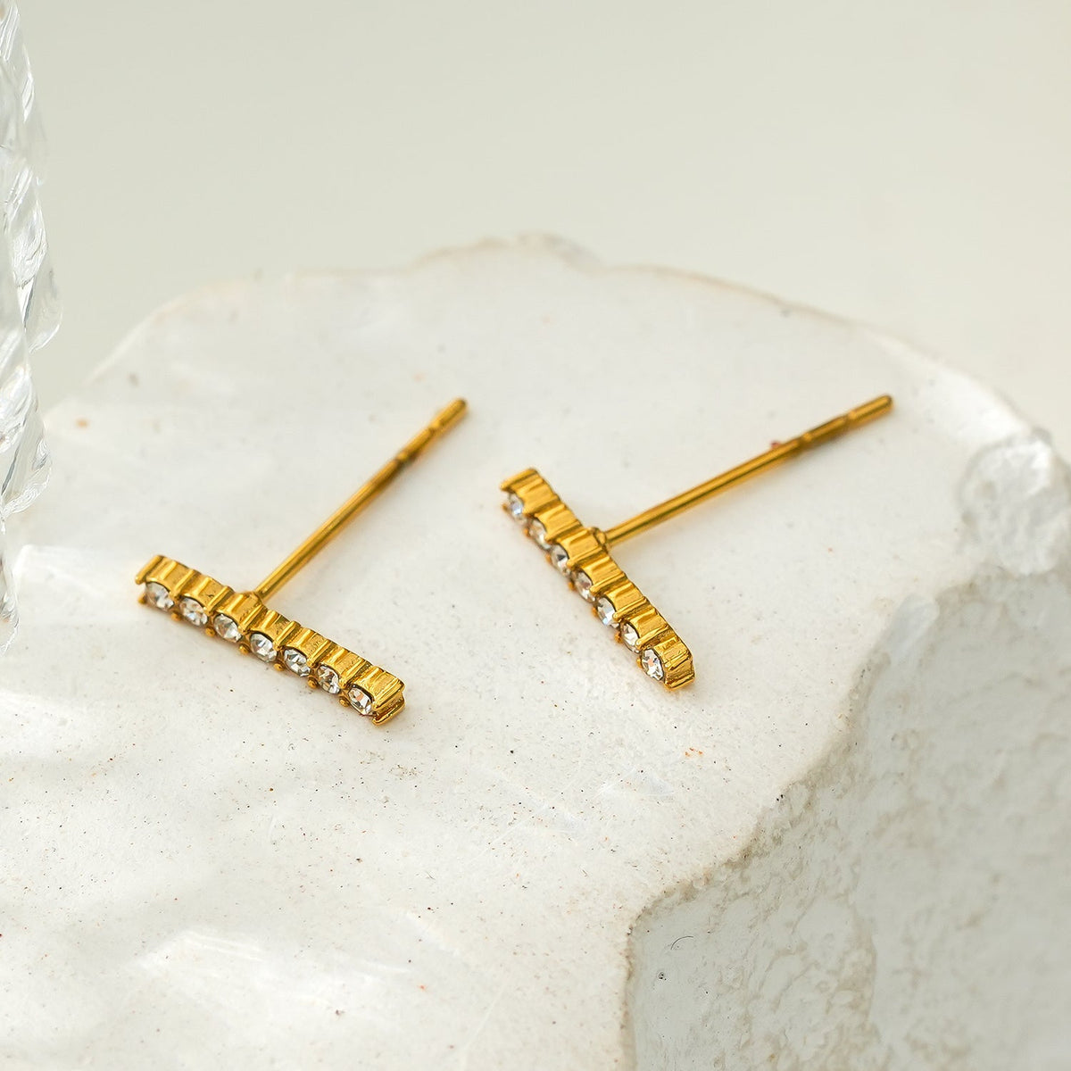 BIHAR : Boucles d'oreilles clous minimalistes en forme de barre, serties d'oxydes de zirconium pavé, en plaqué or.