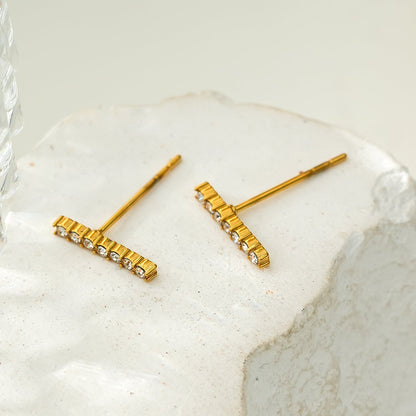 BIHAR : Boucles d'oreilles clous minimalistes en forme de barre, serties d'oxydes de zirconium pavé, en plaqué or.