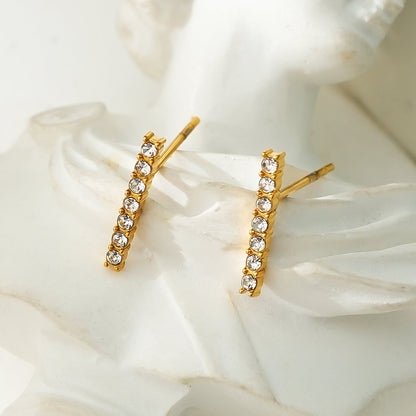 BIHAR : Boucles d'oreilles clous minimalistes en forme de barre, serties d'oxydes de zirconium pavé, en plaqué or.