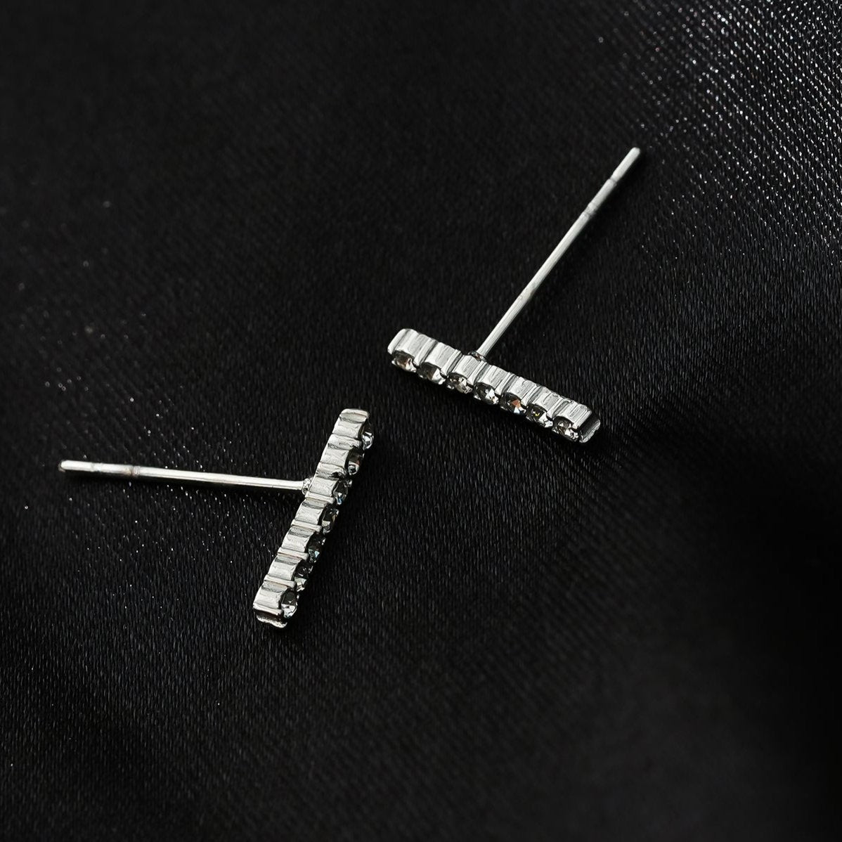 BIHAR : Puces d'oreilles minimalistes en forme de barre, pavées de zirconiums, en or blanc (tonalité argent)
