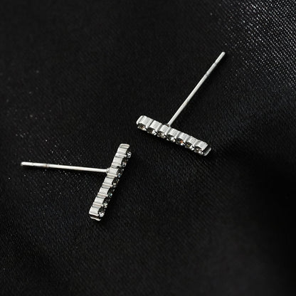 BIHAR : Puces d'oreilles minimalistes en forme de barre, pavées de zirconiums, en or blanc (tonalité argent)