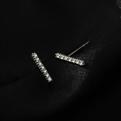 BIHAR : Puces d'oreilles minimalistes en forme de barre, pavées de zirconiums, en or blanc (tonalité argent)