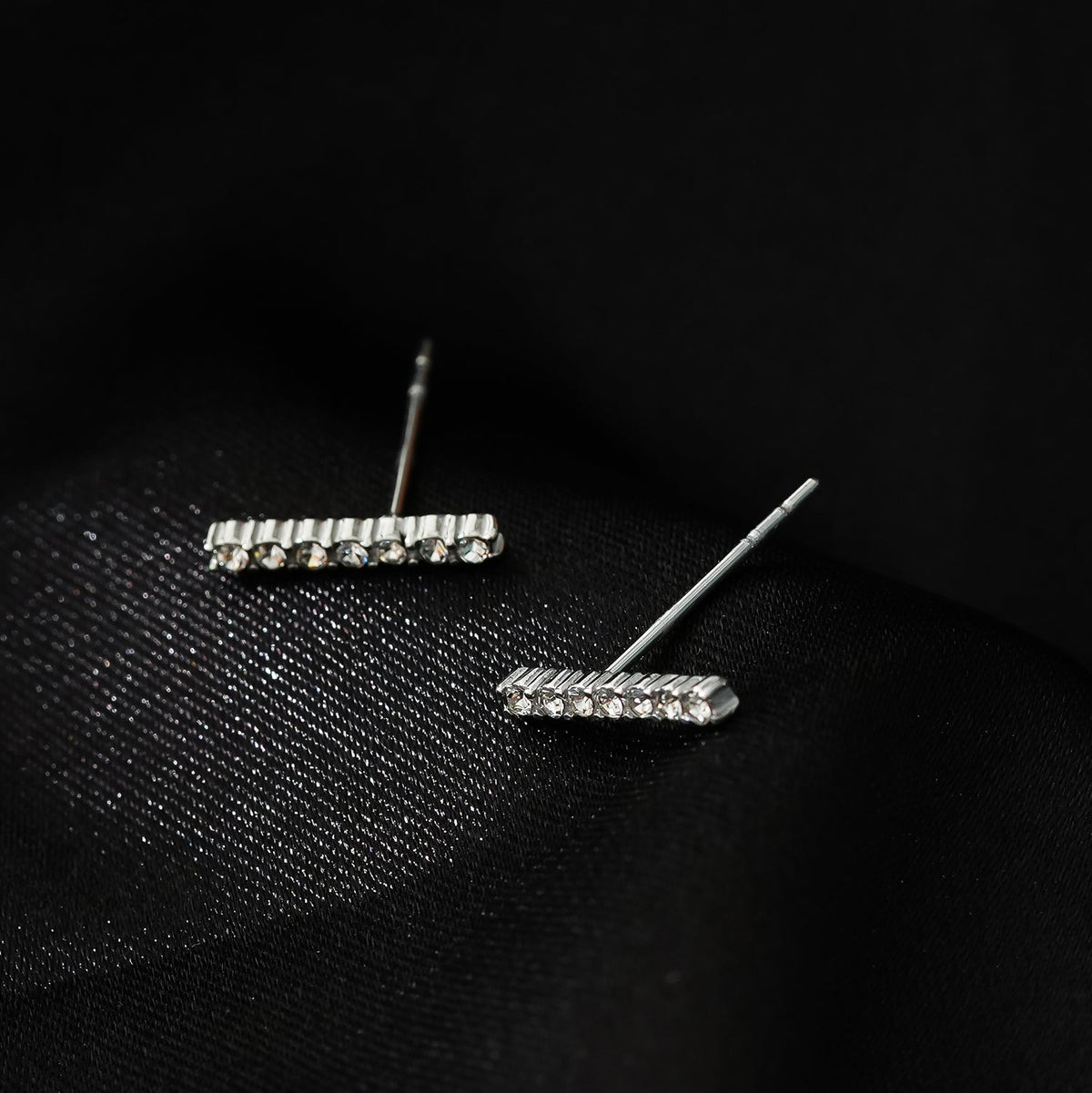 BIHAR : Puces d'oreilles minimalistes en forme de barre, pavées de zirconiums, en or blanc (tonalité argent)