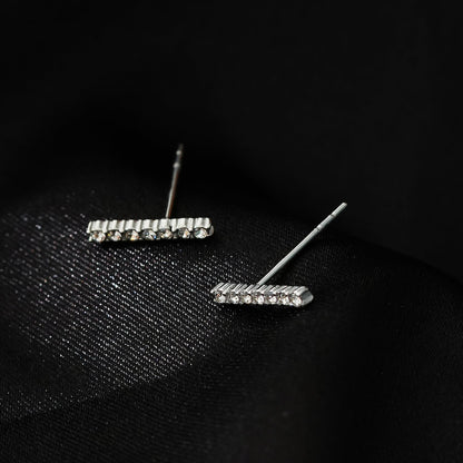 BIHAR : Puces d'oreilles minimalistes en forme de barre, pavées de zirconiums, en or blanc (tonalité argent)