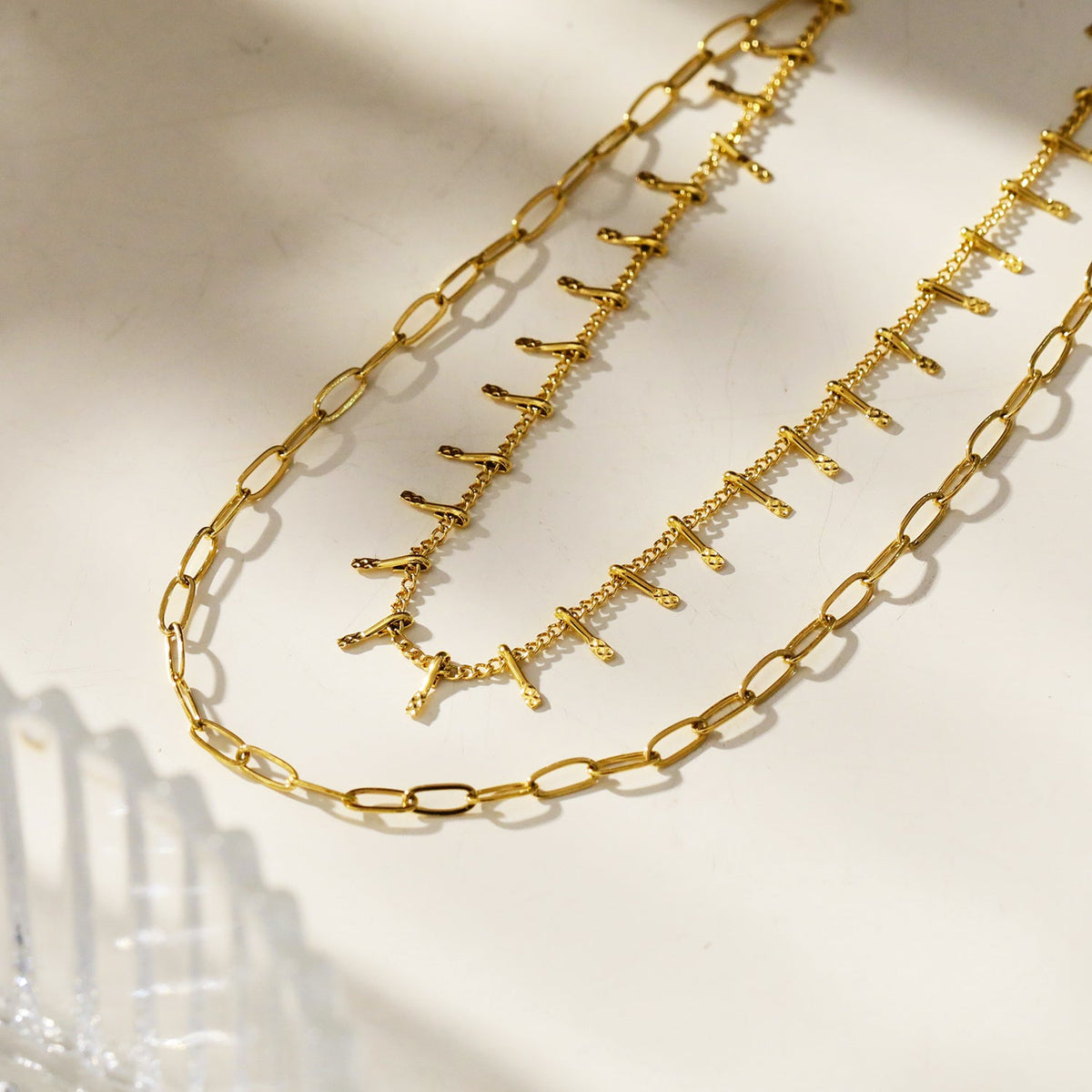 BRONTE : Collier superposé à 2 chaînes avec chaîne minimaliste à maillons trombone et chaîne à maillons ornée d'un crochet