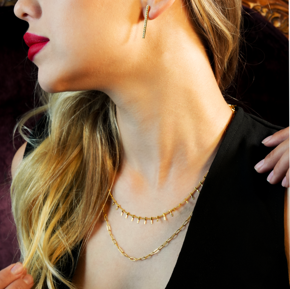 BRONTE : Collier superposé à 2 chaînes avec chaîne minimaliste à maillons trombone et chaîne à maillons ornée d'un crochet