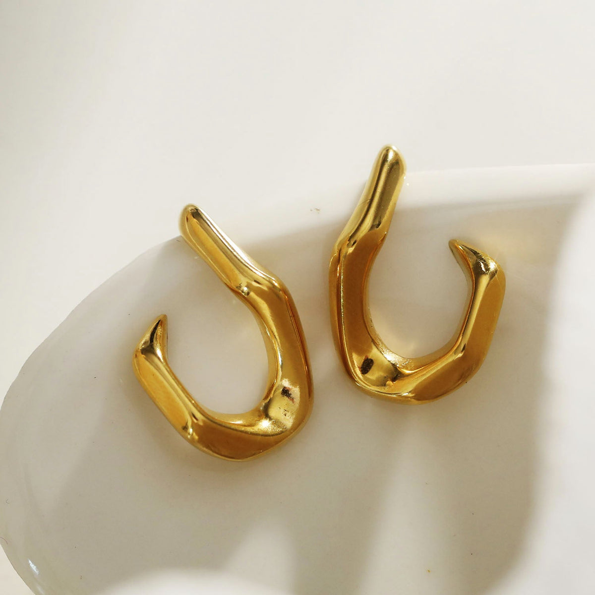 Boucles d'oreilles créoles forme abstraite CAGLIO dorées