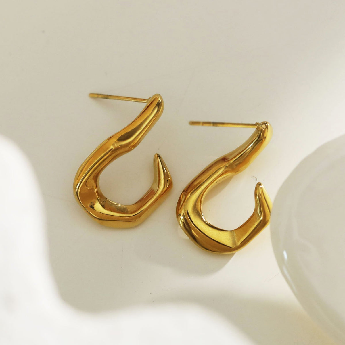 Boucles d'oreilles créoles forme abstraite CAGLIO dorées