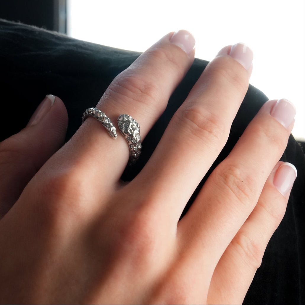 CARMEN Or Blanc (ton argenté) : Bague en Argent Incrustée de Zircons, Motif Serpent Ancien
