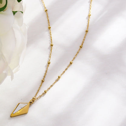 Collier pendentif CATORI minimaliste en métal et coquillage en forme de losange