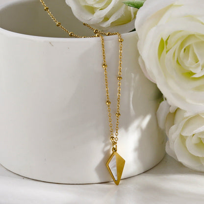 Collier pendentif CATORI minimaliste en métal et coquillage en forme de losange