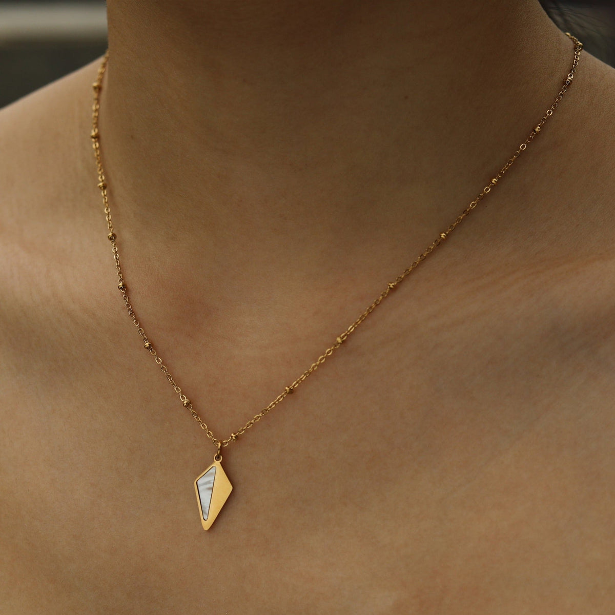 Collier pendentif CATORI minimaliste en métal et coquillage en forme de losange
