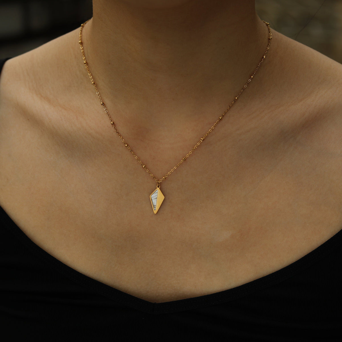 Collier pendentif CATORI minimaliste en métal et coquillage en forme de losange