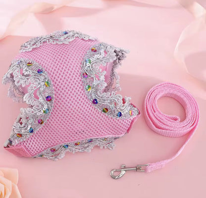 Ensemble Harnais et Laisse pour Chien en Dentelle Cristallisée – Vêtements de Luxe pour Animaux de Compagnie