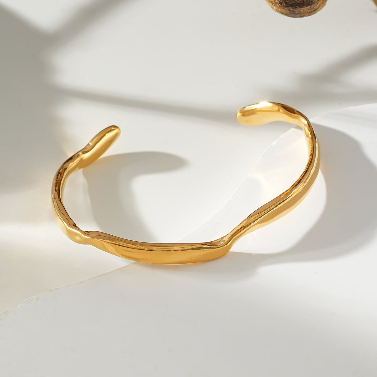 Style CHANBA : Bracelet en or de forme abstraite avant-gardiste