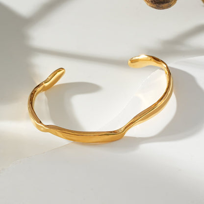 Style CHANBA : Bracelet en or de forme abstraite avant-gardiste
