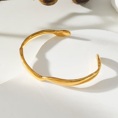 Style CHANBA : Bracelet en or de forme abstraite avant-gardiste