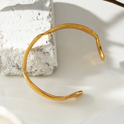 Style CHANBA : Bracelet en or de forme abstraite avant-gardiste