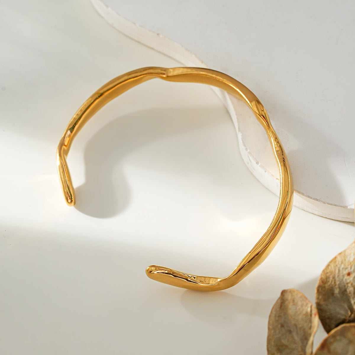 Style CHANBA : Bracelet en or de forme abstraite avant-gardiste