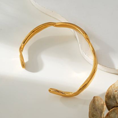 Style CHANBA : Bracelet en or de forme abstraite avant-gardiste