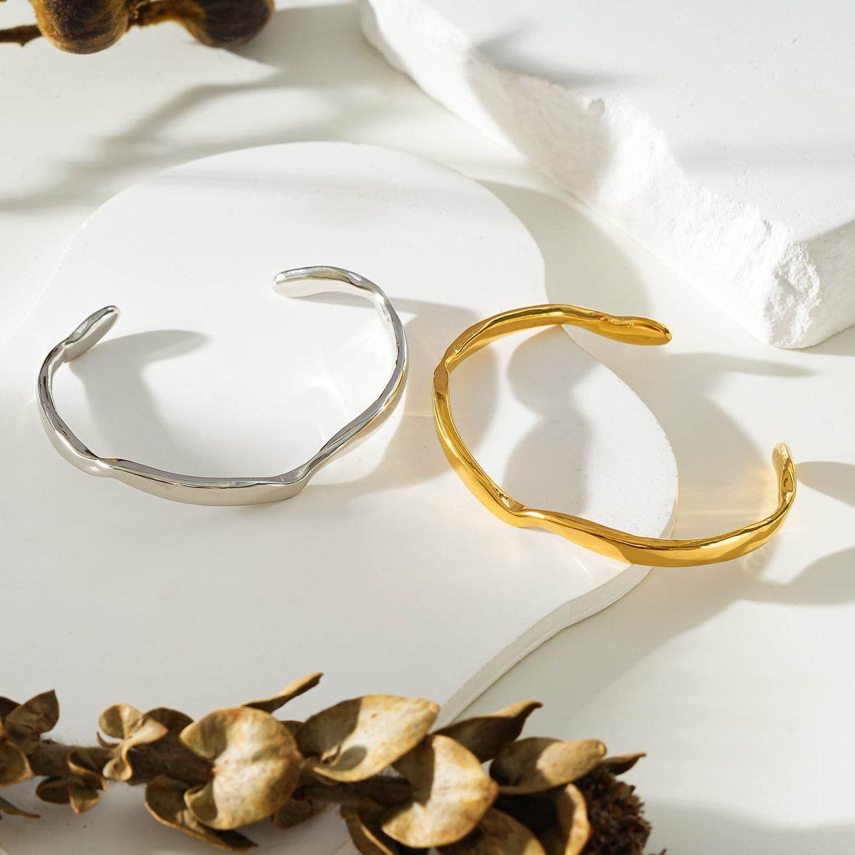 Style CHANBA : Bracelet en or de forme abstraite avant-gardiste