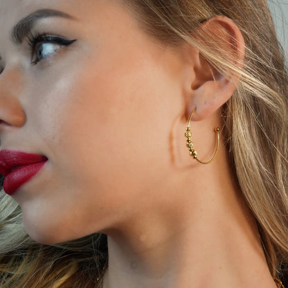 CHARIS : Boucles d'oreilles créoles classiques, ancrage d'une multitude de perles breloques