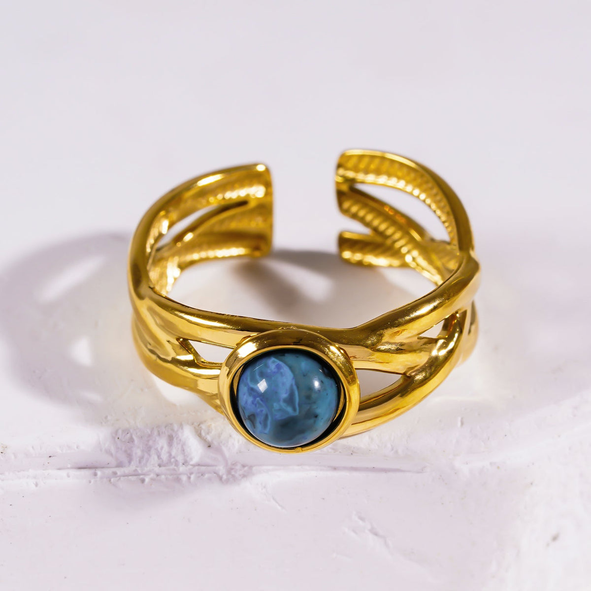 CHESA : Bague empilable torsadée avec pierre naturelle centrale.