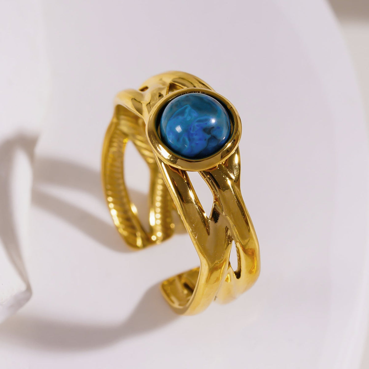 CHESA : Bague empilable torsadée avec pierre naturelle centrale.