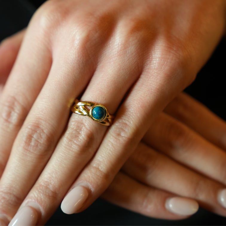 CHESA : Bague empilable torsadée avec pierre naturelle centrale.