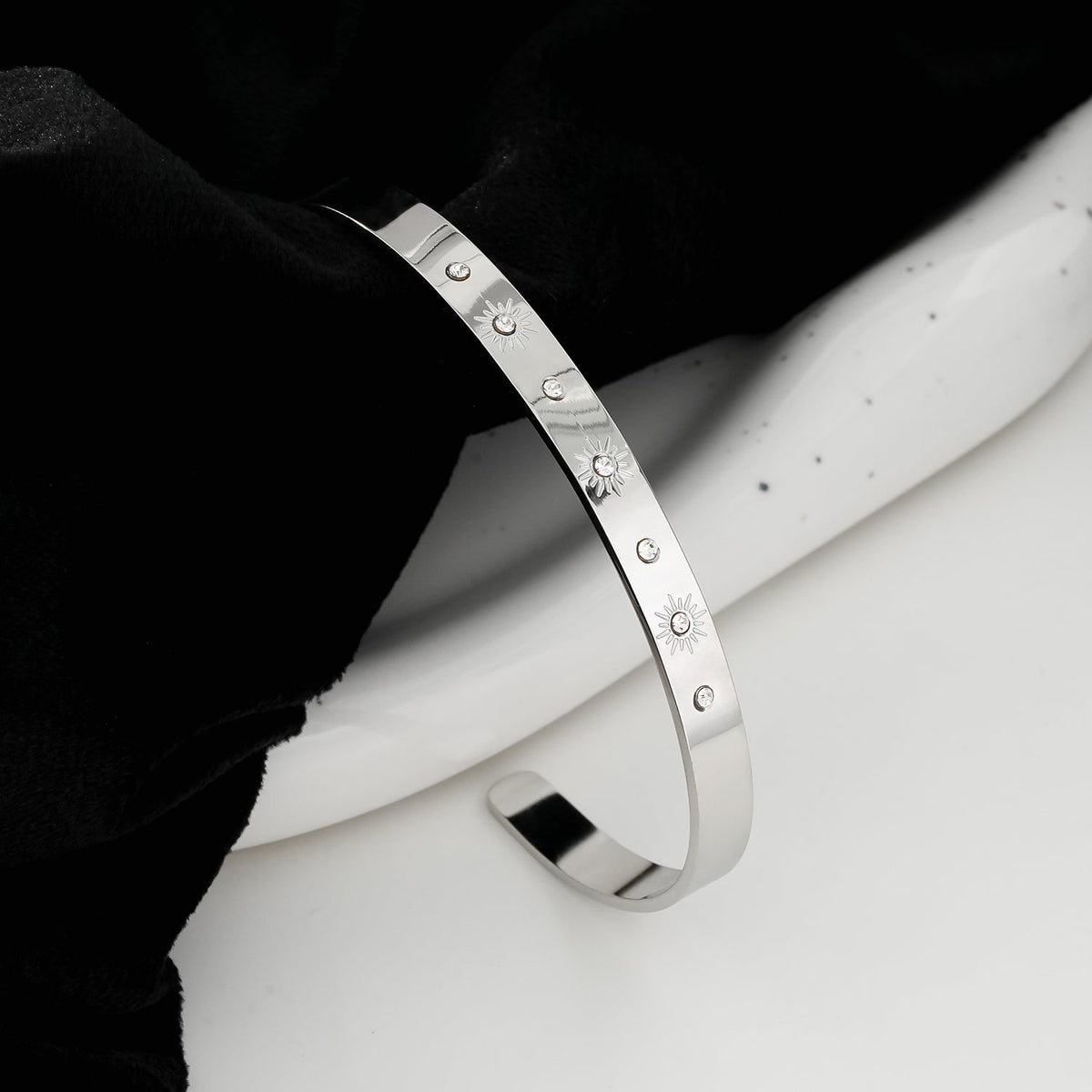 CHIMAKAK Silver (White Gold): Star-Engraved Zirconia Embedded Band Bracelet