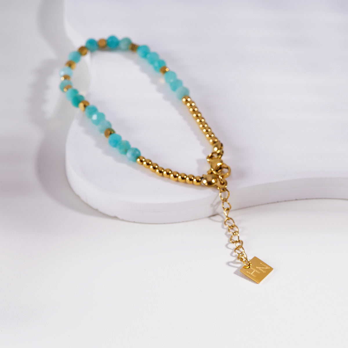 Modèle CLEMENTINA : Bracelet perles dorées et pierres d'amazonite