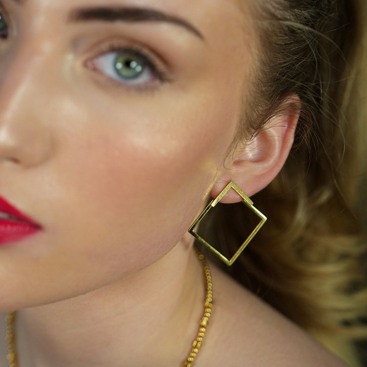 COSTINA : Boucles d'oreilles pendantes et clous à motif géométrique