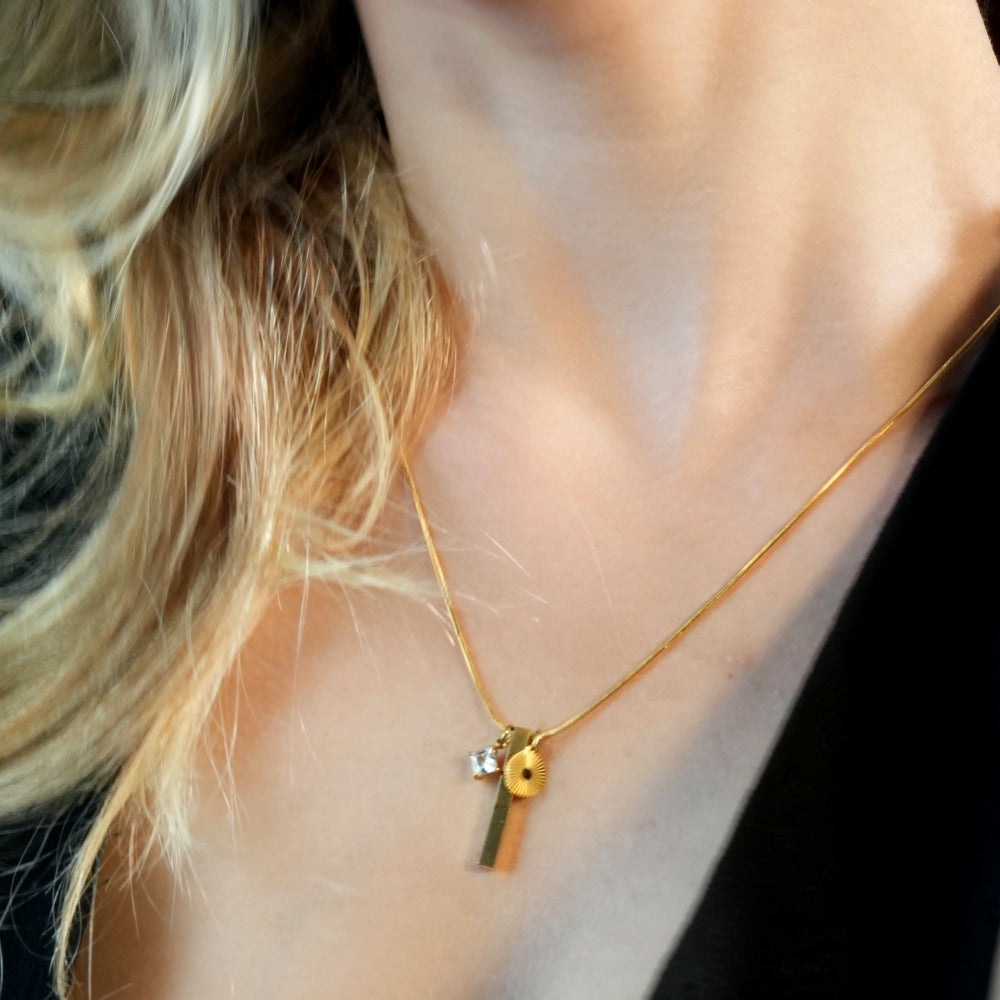 Collier chaîne DEFNIE de style peau de serpent, orné d'un trio de pendentifs