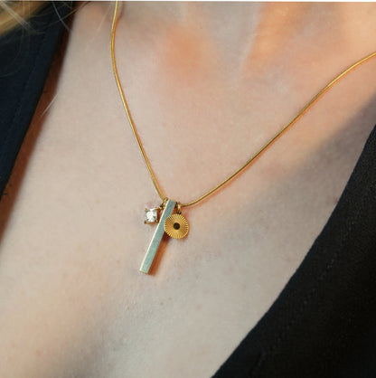 Collier chaîne DEFNIE de style peau de serpent, orné d'un trio de pendentifs