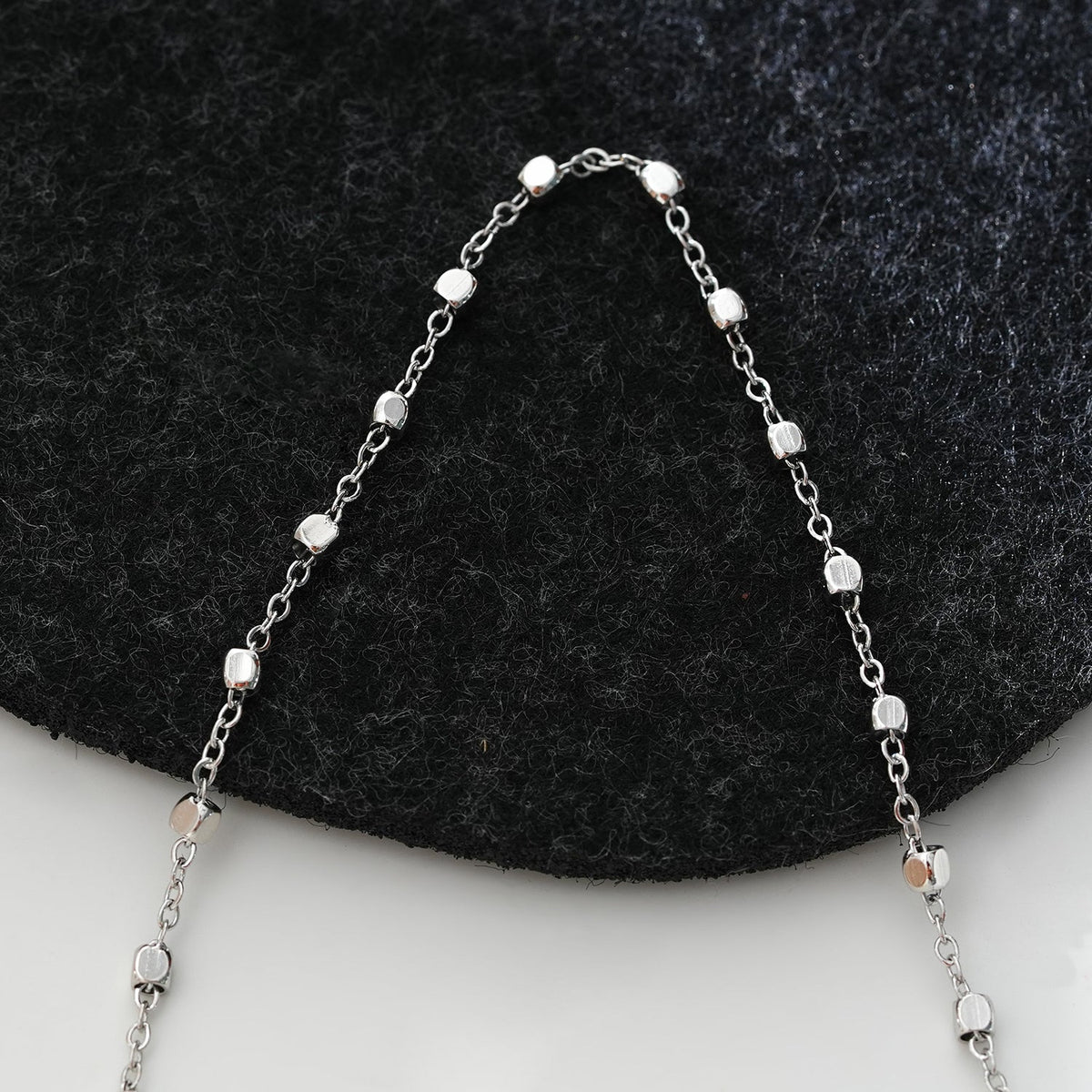 DEMELZA LG : Cheville contemporaine en argent avec de délicates perles carrées