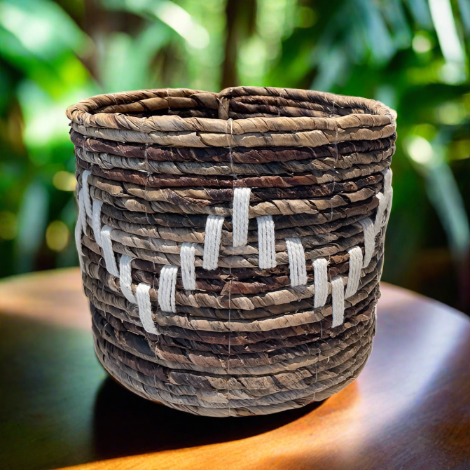 Panier jardinière zigzag en feuilles de bananier et macramé