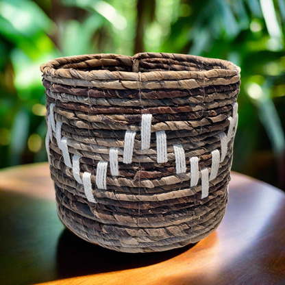 Panier jardinière zigzag en feuilles de bananier et macramé