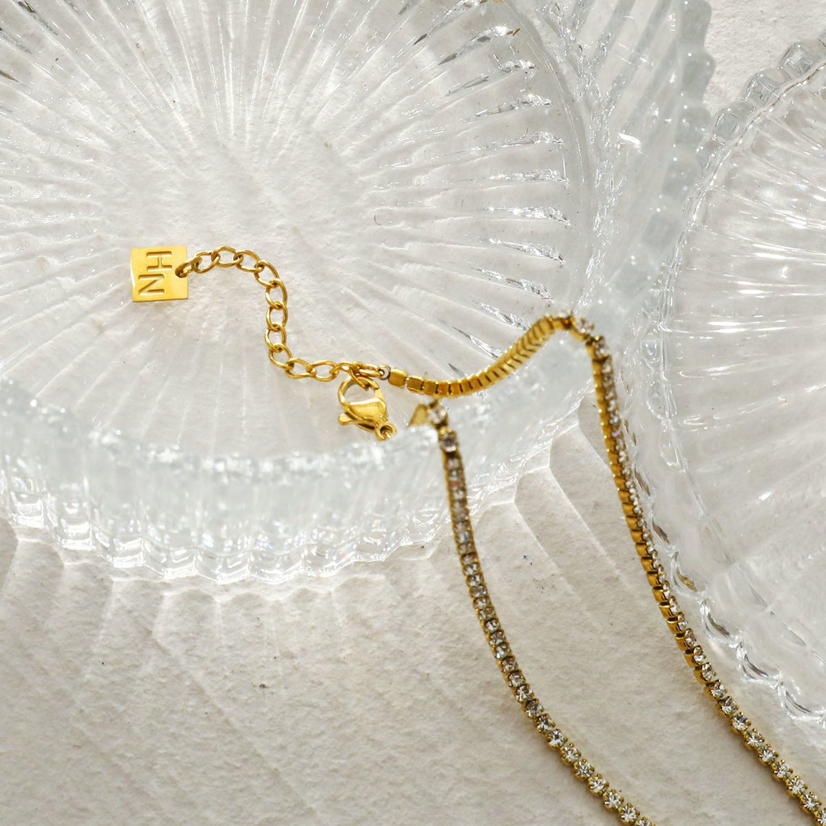 DIANA Collier chaîne avec zircons sertis pavé et détail lariat