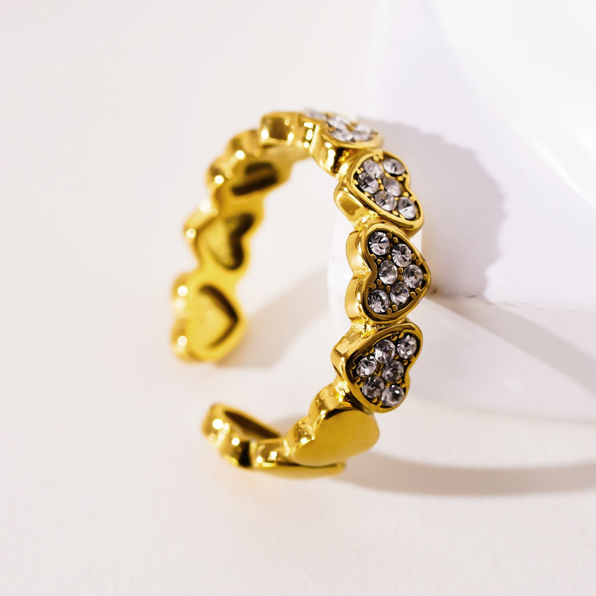 JEZREEL : Bague cernée de mini-breloques en forme de cœur avec cristaux de zircone au centre