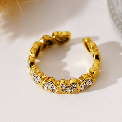 JEZREEL : Bague cernée de mini-breloques en forme de cœur avec cristaux de zircone au centre