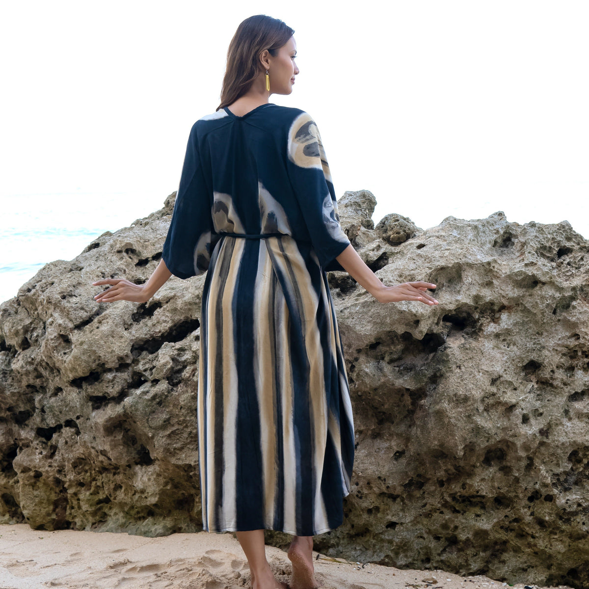 Kimono long abstrait audacieux en tie-dye gris et or