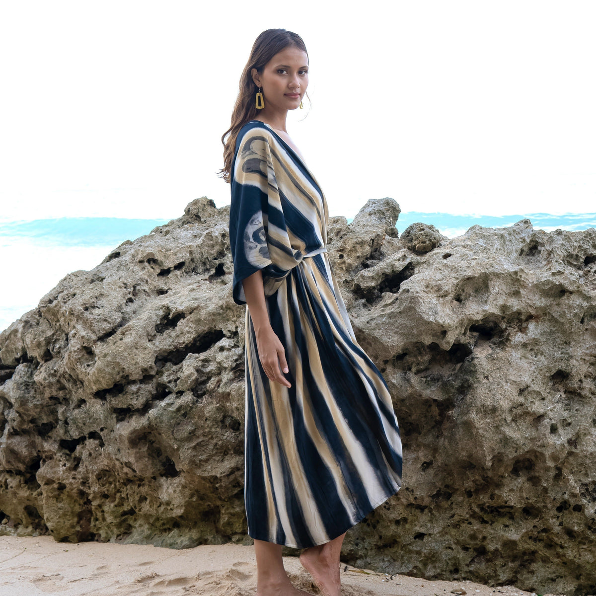 Kimono long abstrait audacieux en tie-dye gris et or