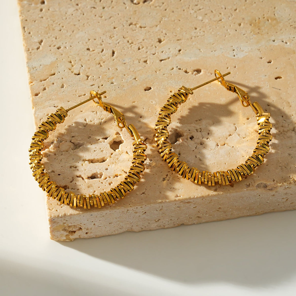 Boucles d'oreilles créoles SPRINGDALE Gold : perles carrées géométriques texturées